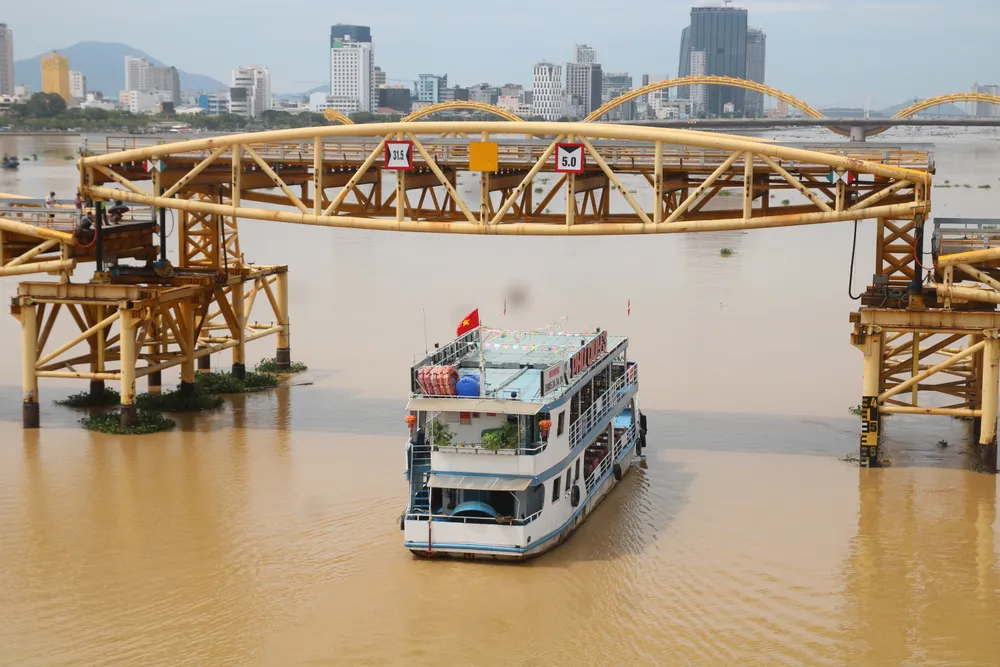 Người dân Đà Nẵng hào hứng xem cầu Nguyễn Văn Trỗi nâng nhịp ảnh 4