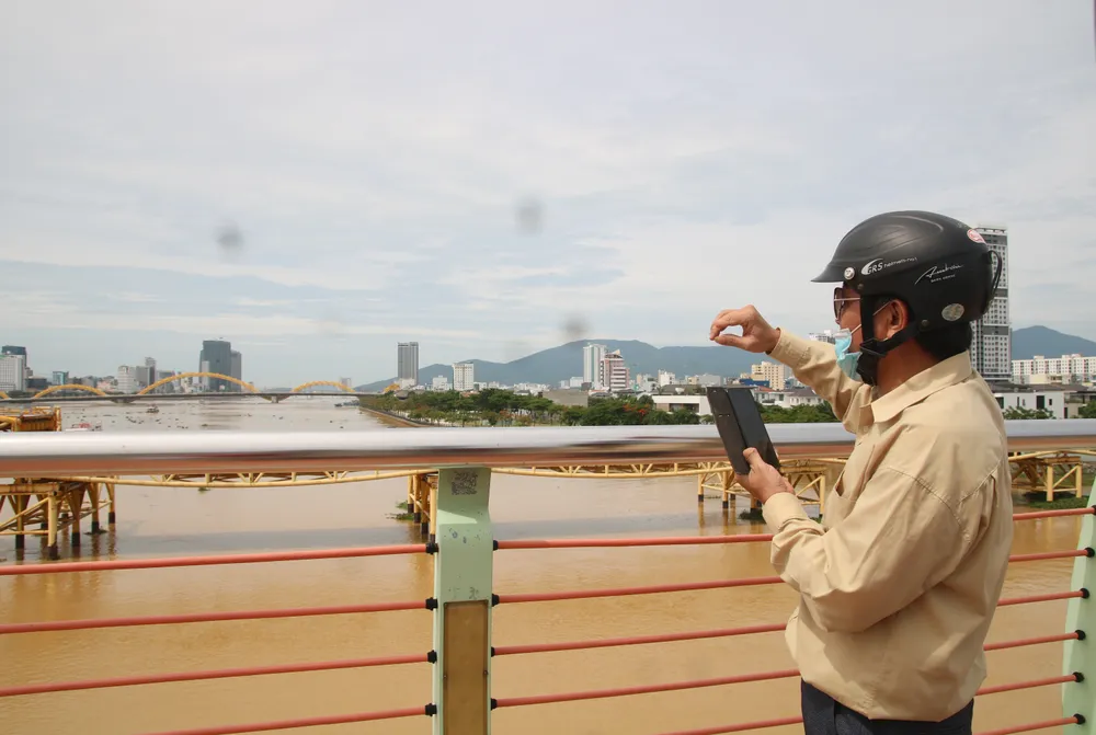 Người dân Đà Nẵng hào hứng xem cầu Nguyễn Văn Trỗi nâng nhịp ảnh 5