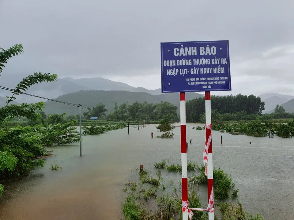 Nhiều địa phương ở Đà Nẵng ngập nặng do mưa lớn kéo dài ảnh 2