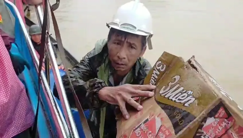 Quảng Bình: Huyện Lệ Thủy ngập sâu trong nước, người dân lên nóc nhà chờ cứu trợ ảnh 7