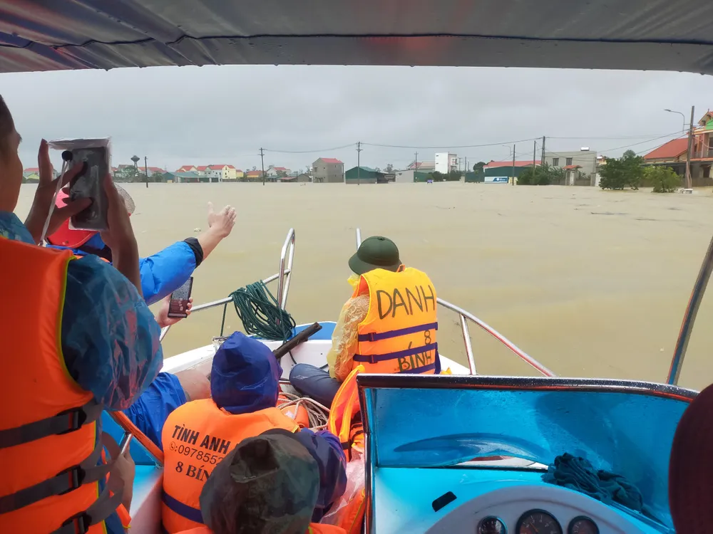 Quảng Bình: Huyện Lệ Thủy ngập sâu trong nước, người dân lên nóc nhà chờ cứu trợ ảnh 3