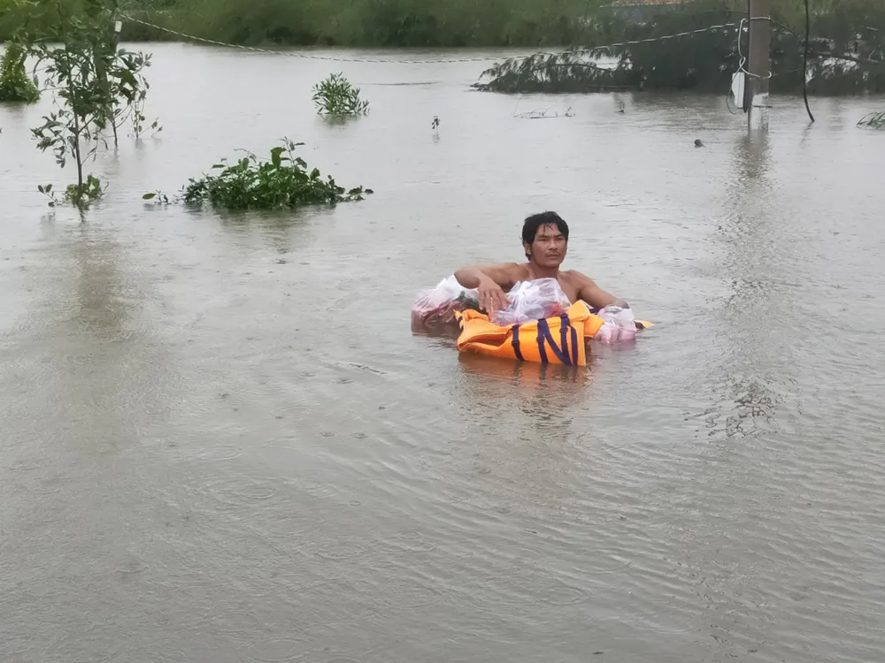 Quảng Bình: Huyện Lệ Thủy ngập sâu trong nước, người dân lên nóc nhà chờ cứu trợ ảnh 9
