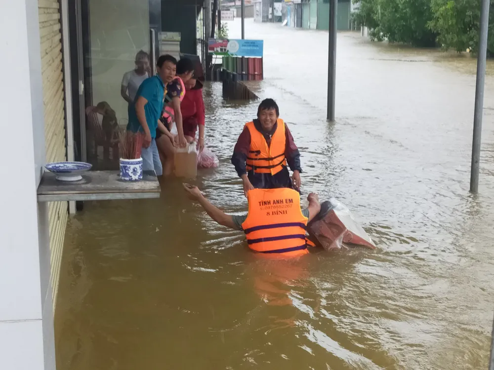 Quảng Bình: Huyện Lệ Thủy ngập sâu trong nước, người dân lên nóc nhà chờ cứu trợ ảnh 2
