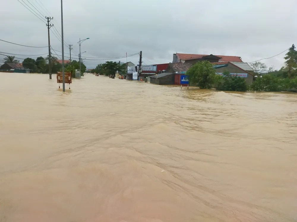 Quảng Bình: Huyện Lệ Thủy ngập sâu trong nước, người dân lên nóc nhà chờ cứu trợ ảnh 6