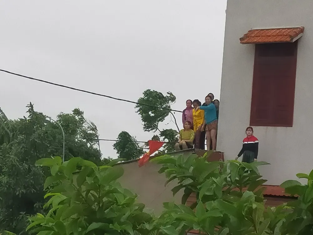 Quảng Bình: Huyện Lệ Thủy ngập sâu trong nước, người dân lên nóc nhà chờ cứu trợ ảnh 8