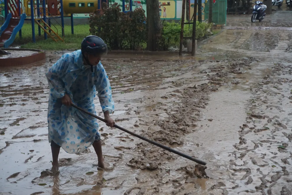 Tất bật dọn rửa bùn non để đón học sinh đến trường sau lũ ảnh 4