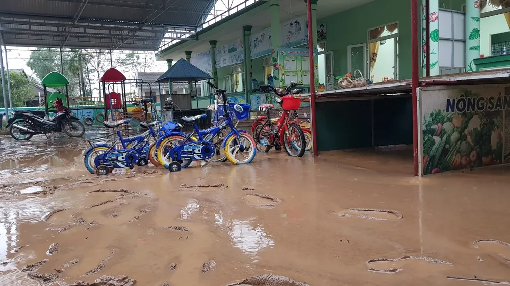 Tất bật dọn rửa bùn non để đón học sinh đến trường sau lũ ảnh 5