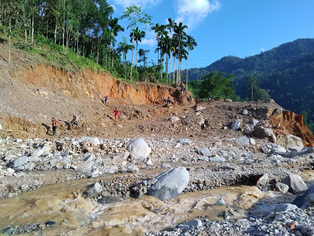 Tiếp cận hiện trường các vụ sạt lở ở Quảng Nam bằng đường bộ và đường thủy ảnh 3