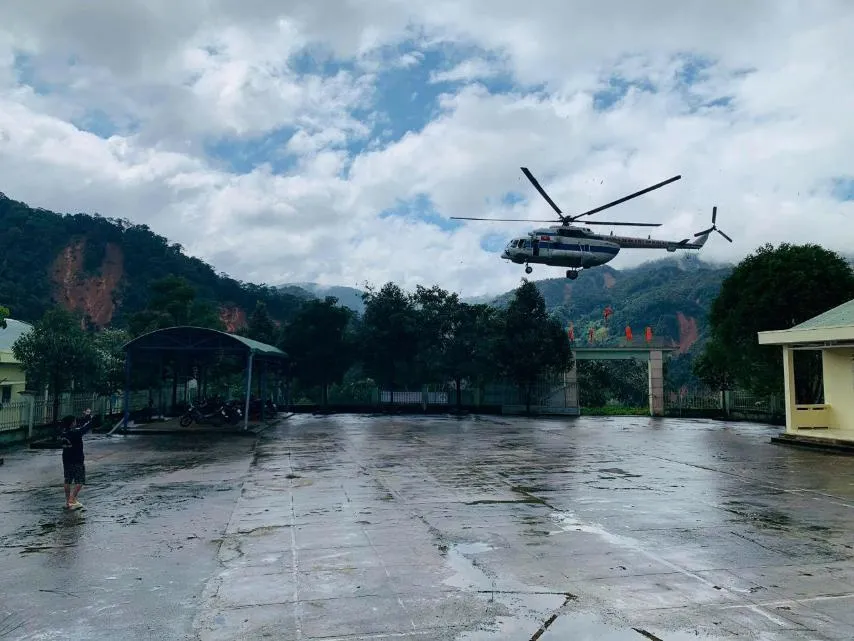 Trực thăng Mi-17 chuyển lương thực, thực phẩm tiếp tế cho người dân ở Phước Sơn (Quảng Nam) ảnh 20