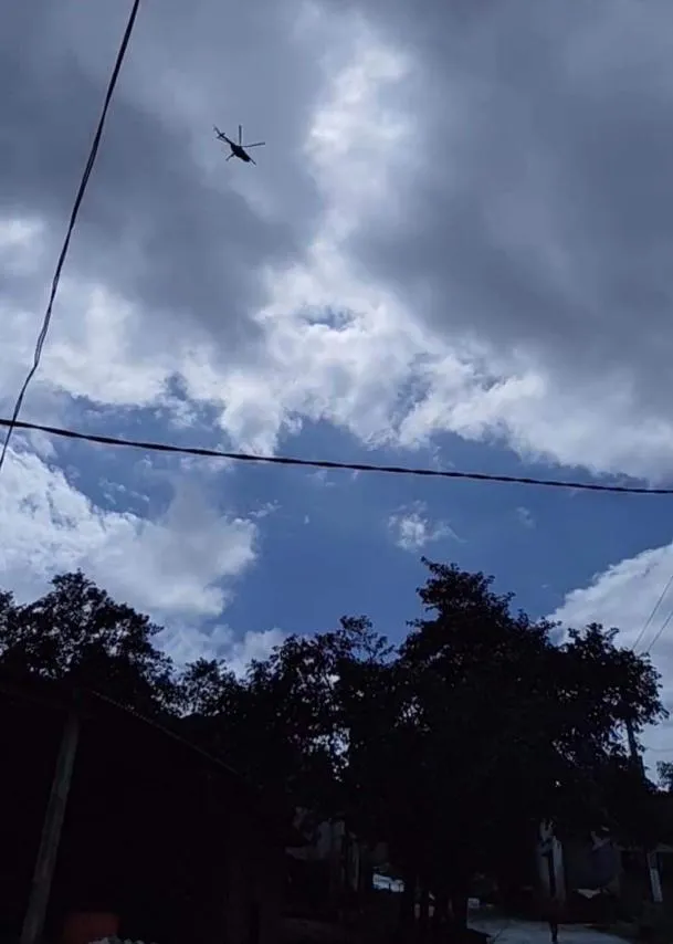 Trực thăng Mi-17 chuyển lương thực, thực phẩm tiếp tế cho người dân ở Phước Sơn (Quảng Nam) ảnh 18