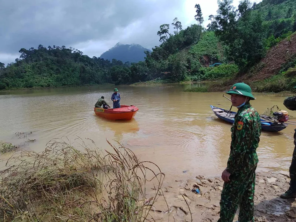 Trực thăng Mi-17 chuyển lương thực, thực phẩm tiếp tế cho người dân ở Phước Sơn (Quảng Nam) ảnh 27