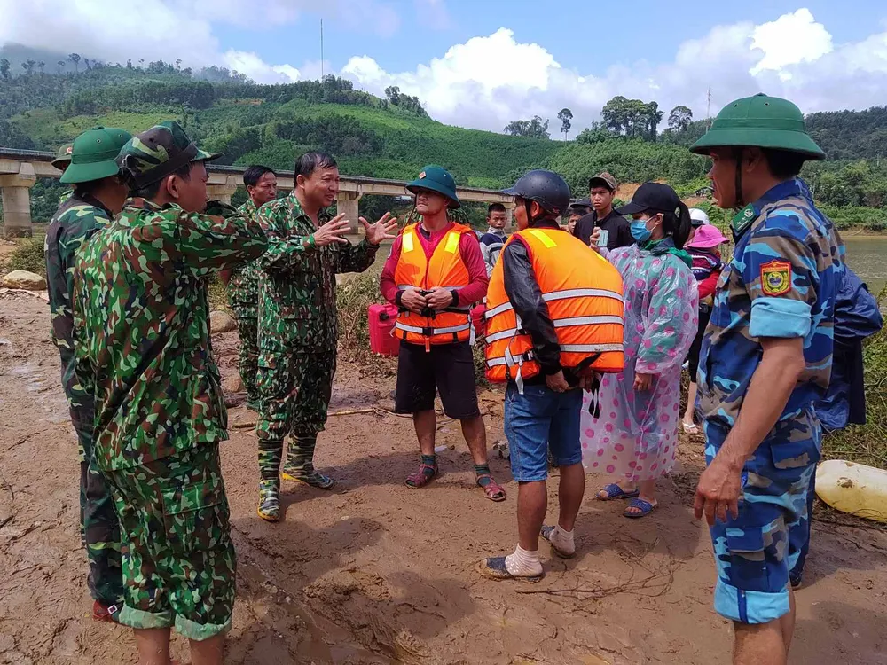 Trực thăng Mi-17 chuyển lương thực, thực phẩm tiếp tế cho người dân ở Phước Sơn (Quảng Nam) ảnh 28