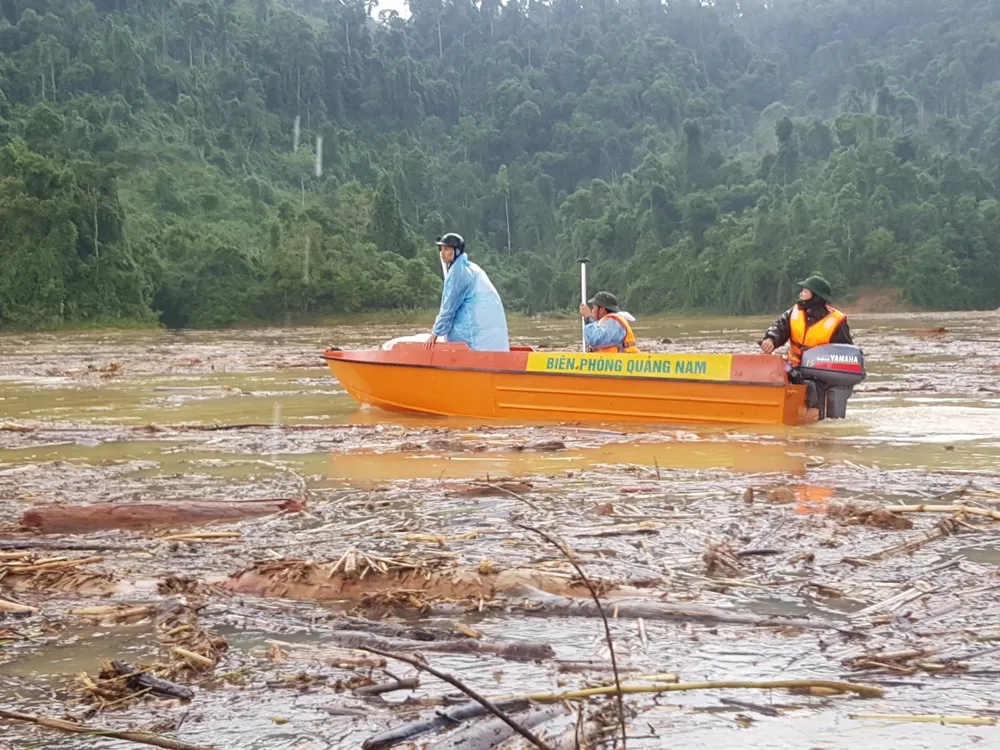 Trực thăng Mi-17 chuyển lương thực, thực phẩm tiếp tế cho người dân ở Phước Sơn (Quảng Nam) ảnh 16
