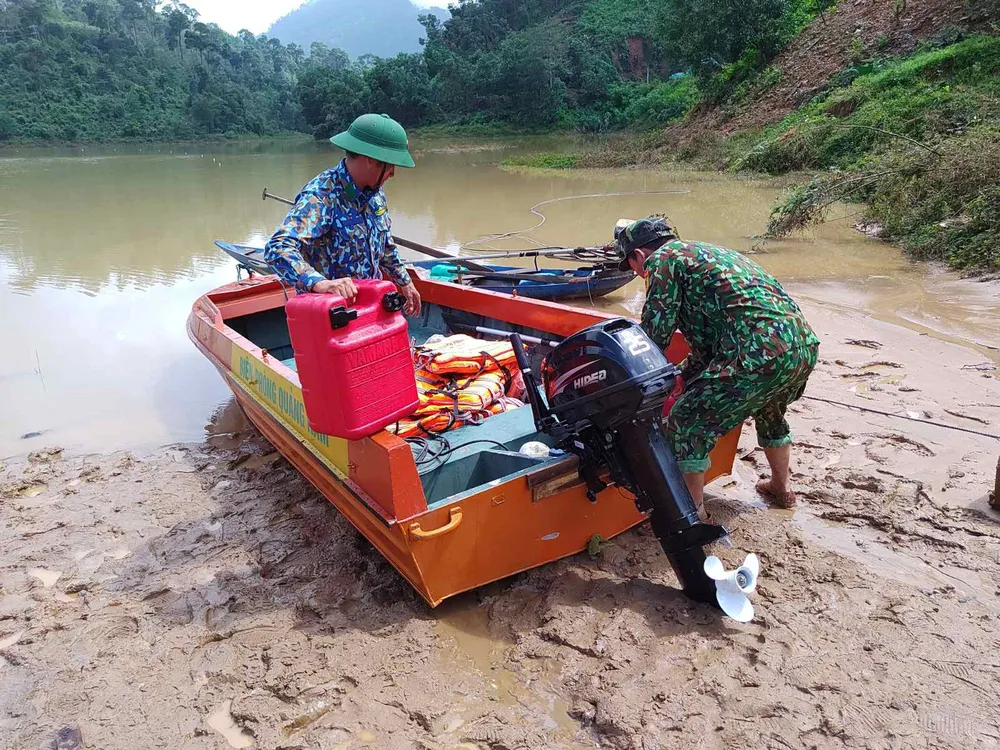Trực thăng Mi-17 chuyển lương thực, thực phẩm tiếp tế cho người dân ở Phước Sơn (Quảng Nam) ảnh 29