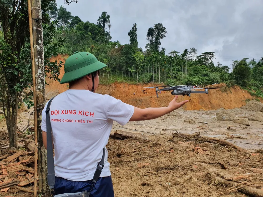 Trực thăng Mi-17 chuyển lương thực, thực phẩm tiếp tế cho người dân ở Phước Sơn (Quảng Nam) ảnh 30