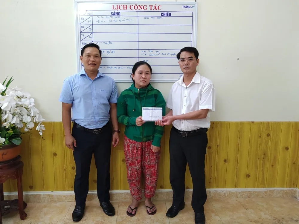 Báo SGGP trao tiền hỗ trợ hoàn cảnh cháu Kiệt ảnh 1