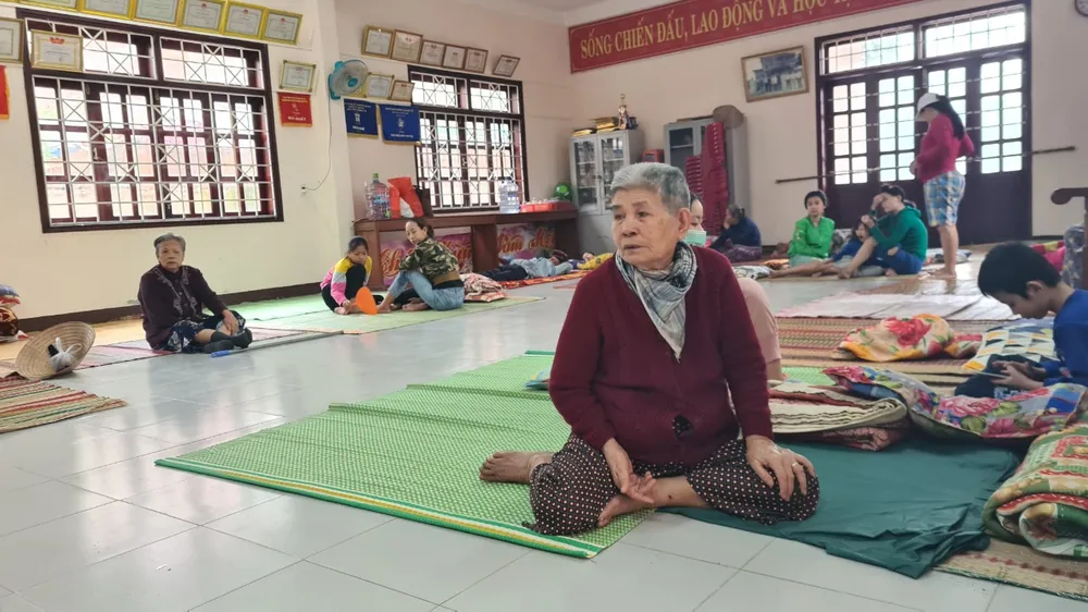 Di dời dân, chằng chống nhà cửa trước cơn bão số 13  ảnh 6