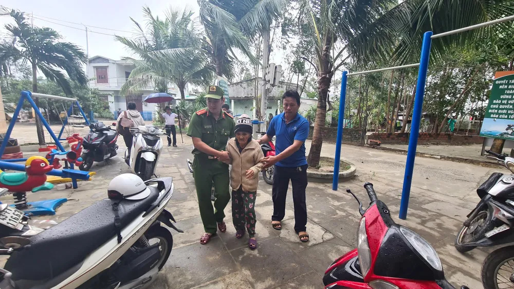 Di dời dân, chằng chống nhà cửa trước cơn bão số 13  ảnh 5