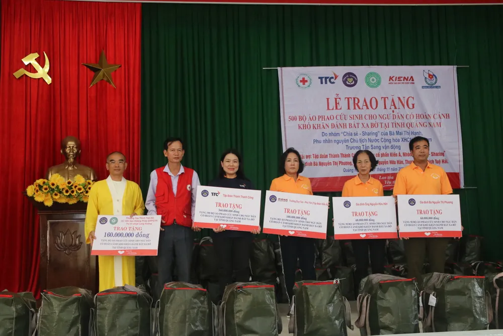 Tặng 500 áo phao sinh tồn cho ngư dân nghèo tỉnh Quảng Nam ảnh 2