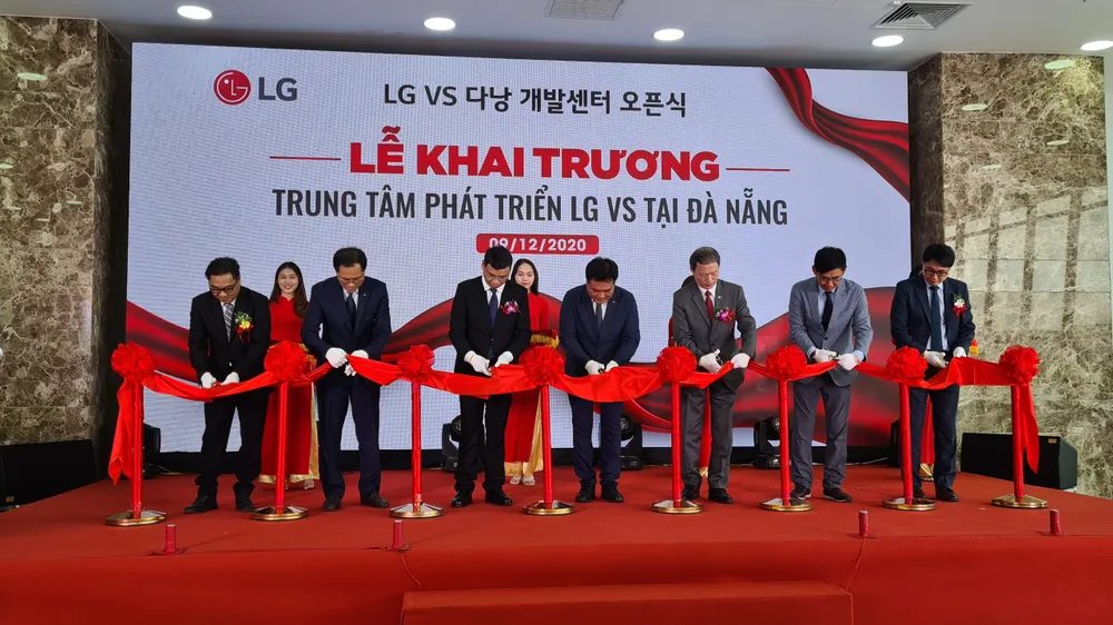Các đại biểu cắt băng khai trương Trung tâm LG VS tại Đà Nẵng