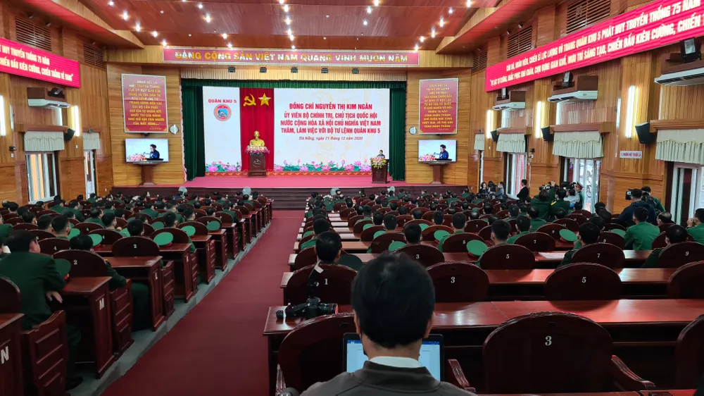 Chủ tịch Quốc hội Nguyễn Thị Kim Ngân làm việc với Bộ Tư lệnh Quân khu 5 ảnh 1