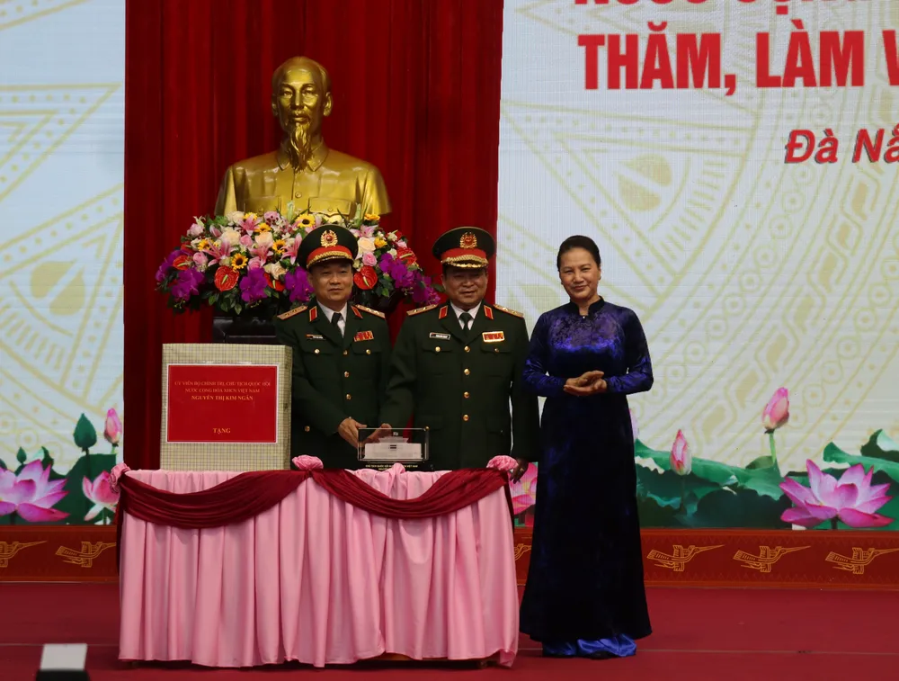 Chủ tịch Quốc hội Nguyễn Thị Kim Ngân làm việc với Bộ Tư lệnh Quân khu 5 ảnh 3