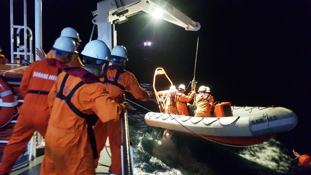 Cứu 7 ngư dân gặp nạn trên biển ảnh 1