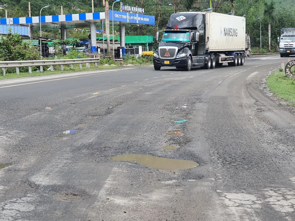 Sửa chữa đường hư trên tuyến tránh Nam Hải Vân – Túy Loan  ảnh 3