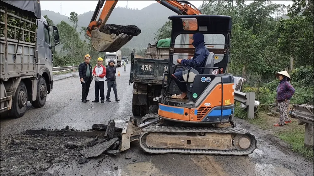 Sửa chữa đường hư trên tuyến tránh Nam Hải Vân – Túy Loan  ảnh 5