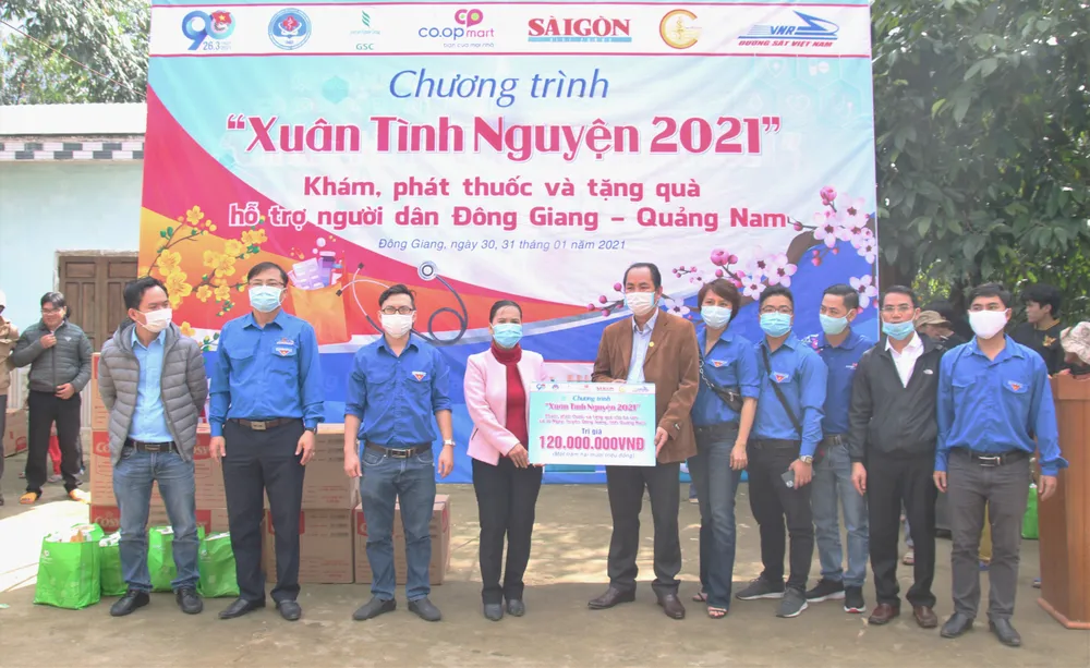 Trao quà tết cho đồng bào miền núi Quảng Nam ảnh 1