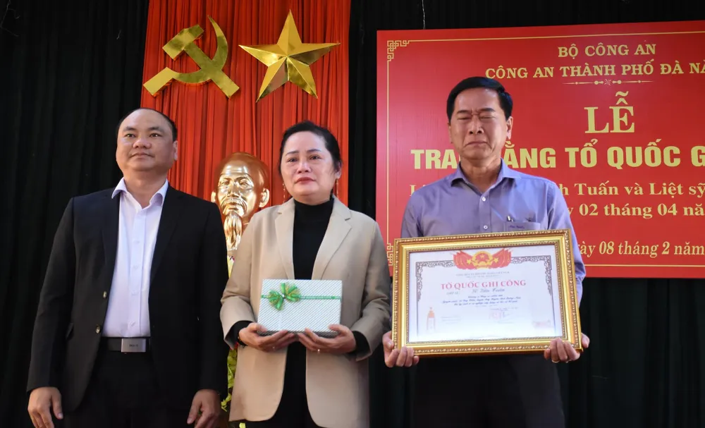 Trao bằng "Tổ quốc ghi công" cho thân nhân hai đồng chí công an hy sinh khi làm nhiệm vụ ảnh 1