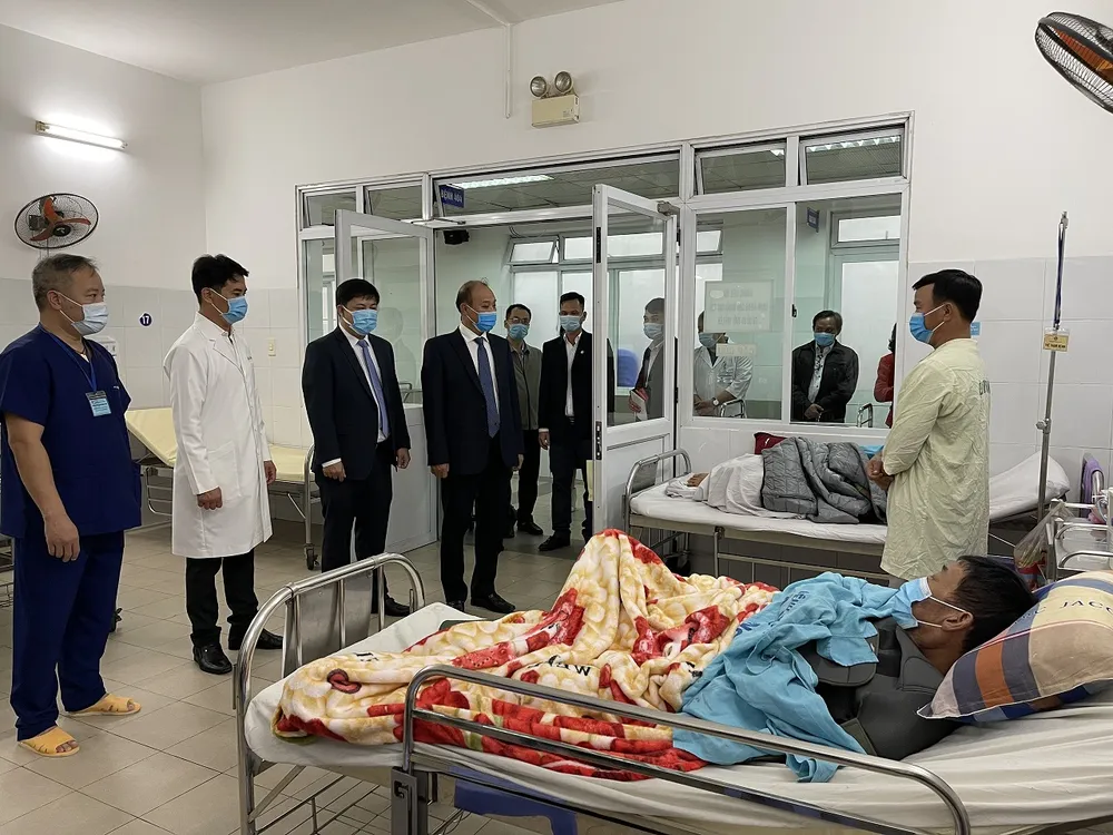 Lãnh đạo TP Đà Nẵng thăm và chúc tết các đơn vị trong đêm giao thừa ảnh 12