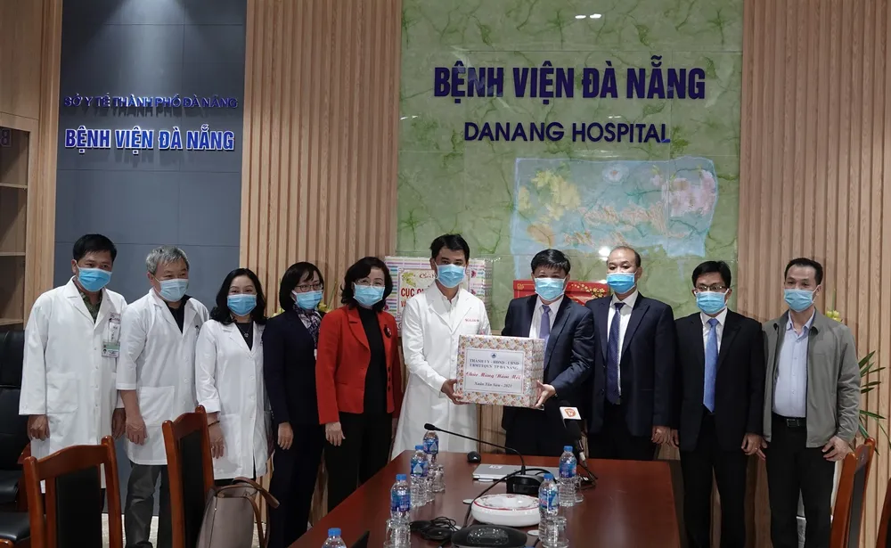 Lãnh đạo TP Đà Nẵng thăm và chúc tết các đơn vị trong đêm giao thừa ảnh 11