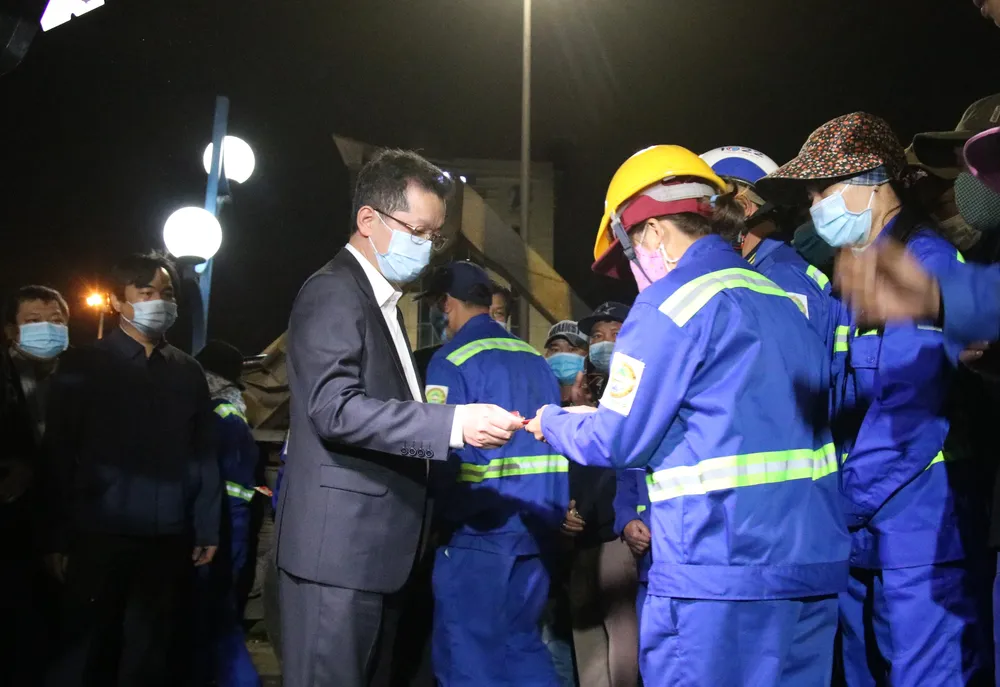 Lãnh đạo TP Đà Nẵng thăm và chúc tết các đơn vị trong đêm giao thừa ảnh 1