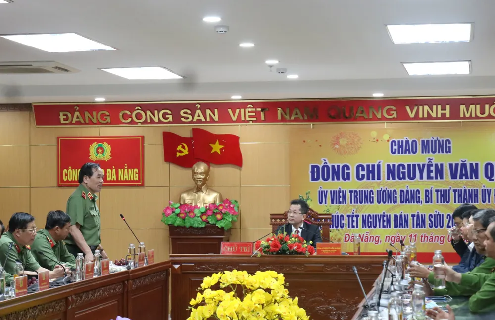 Lãnh đạo TP Đà Nẵng thăm và chúc tết các đơn vị trong đêm giao thừa ảnh 2