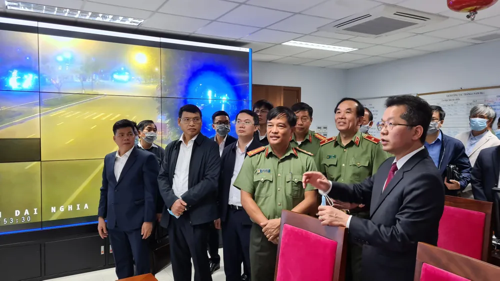 Lãnh đạo TP Đà Nẵng thăm và chúc tết các đơn vị trong đêm giao thừa ảnh 3