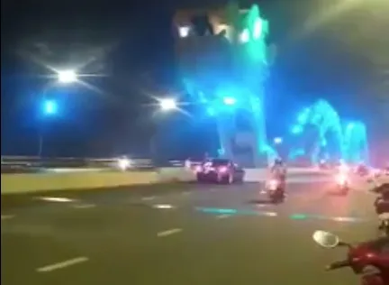 Công an Đà Nẵng làm việc với tài xế dừng xe giữa cầu Rồng để chụp ảnh  ảnh 1