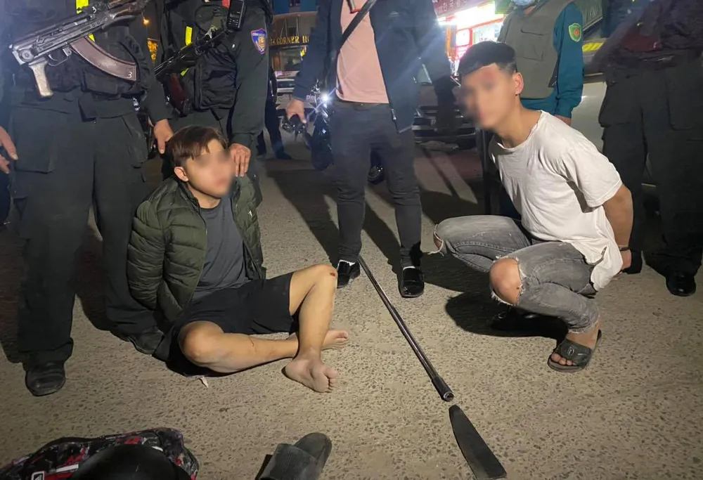 Đà Nẵng: Bị truy đuổi, 2 đối tượng phóng dao vào cảnh sát ảnh 1