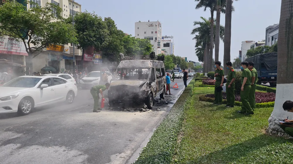 Một xe tang lễ bốc cháy khi đang lưu thông ảnh 2