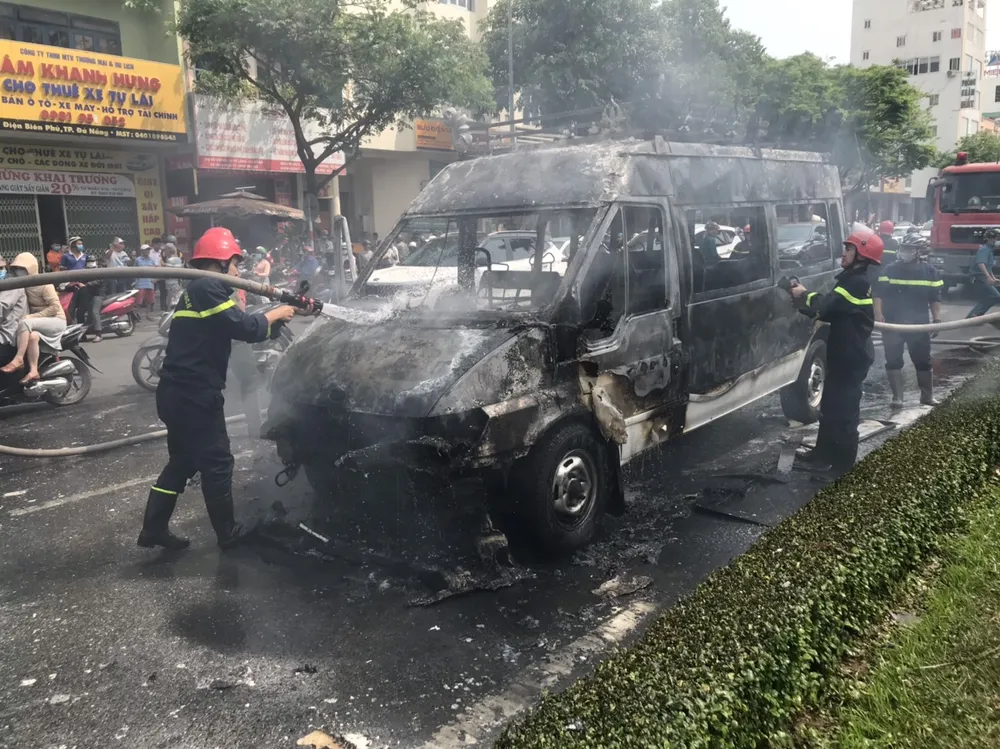 Một xe tang lễ bốc cháy khi đang lưu thông ảnh 1