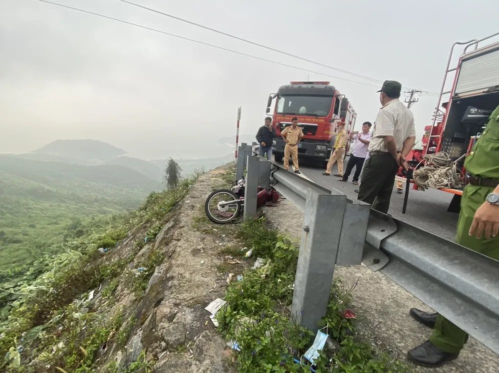 Cứu kịp thời một người bị tai nạn rơi xuống vực trên đèo Hải Vân ảnh 2
