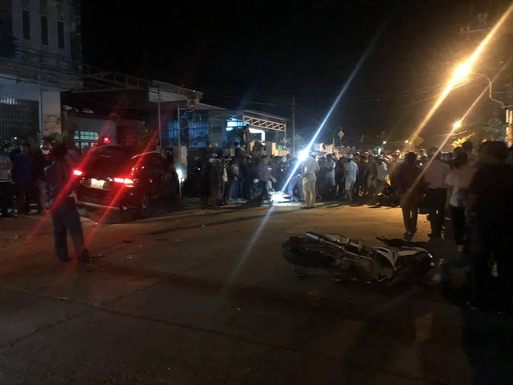 Ô tô tông liên tiếp nhiều xe máy, 5 người thương vong ảnh 1