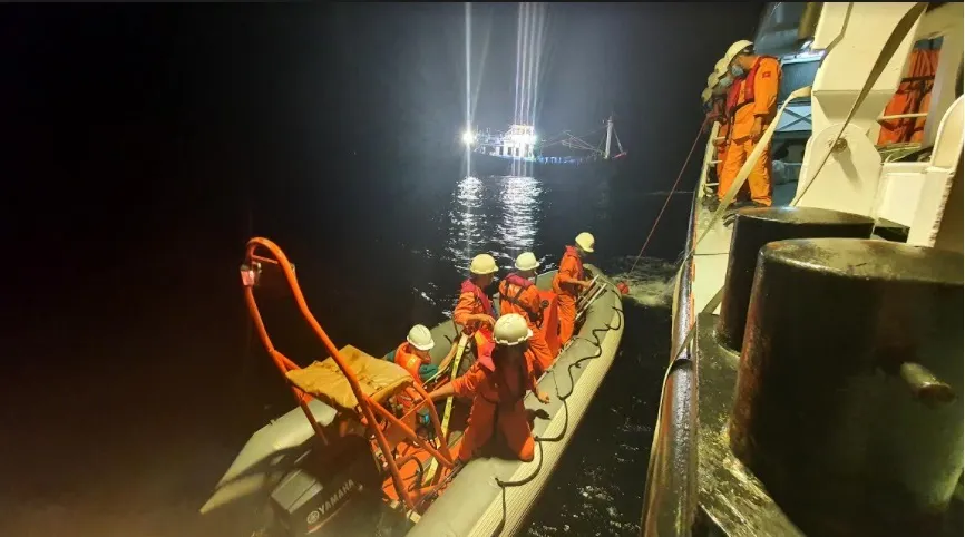 Cứu kịp thời một ngư dân nguy kịch trên vùng biển Hoàng Sa ảnh 1