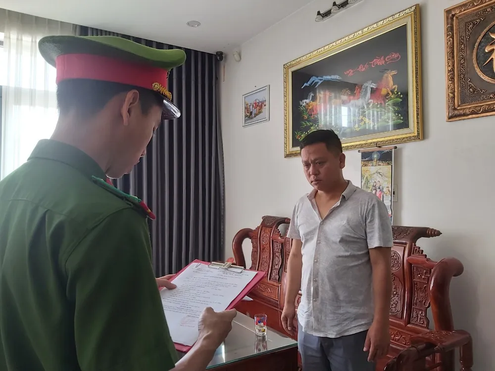 Bắt giam một giám đốc lấy sổ đỏ của người khác đi vay tiền ảnh 1