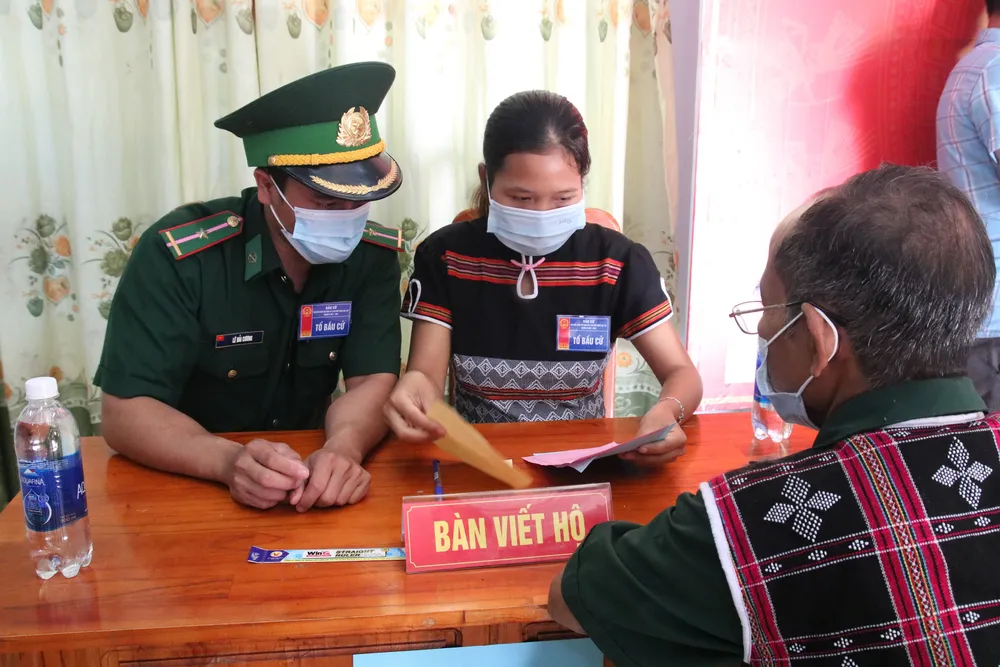 Hàng ngàn cử tri vùng biên giới Quảng Nam đi bầu cử sớm ảnh 7