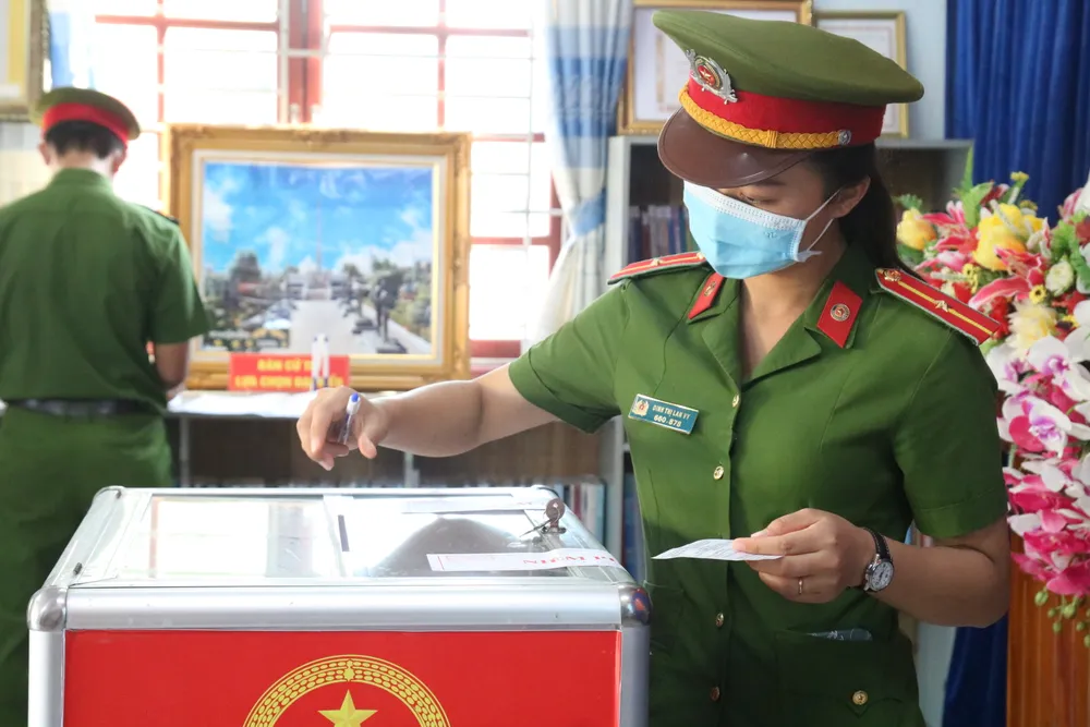 Hàng triệu cử tri miền Trung phấn khởi đi bầu cử ảnh 12