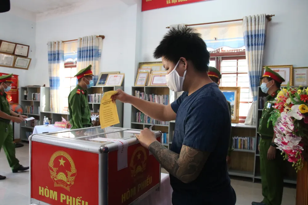 Hàng triệu cử tri miền Trung phấn khởi đi bầu cử ảnh 13