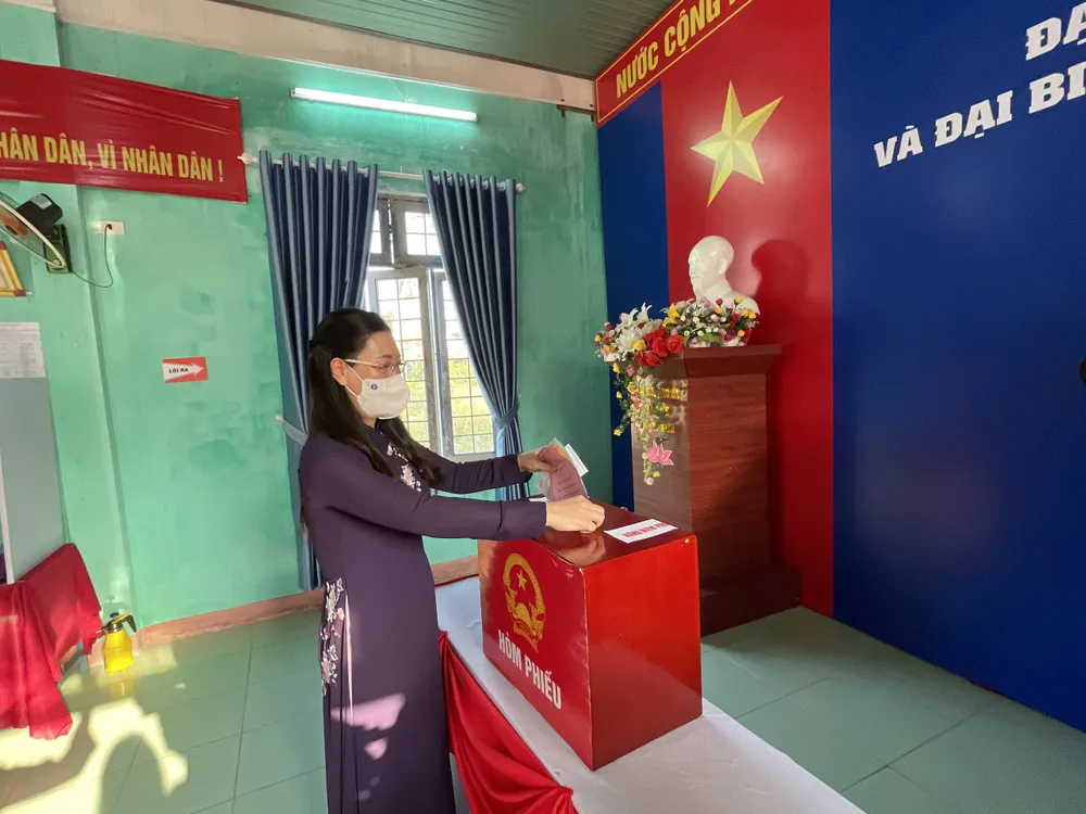 Hàng triệu cử tri miền Trung phấn khởi đi bầu cử ảnh 14