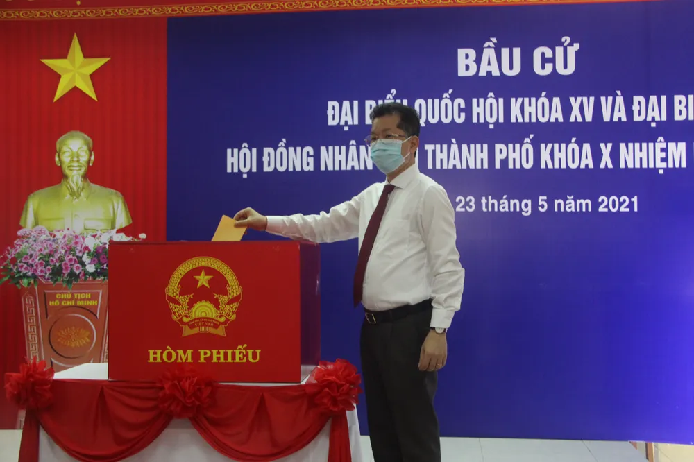 Hàng triệu cử tri miền Trung phấn khởi đi bầu cử ảnh 1