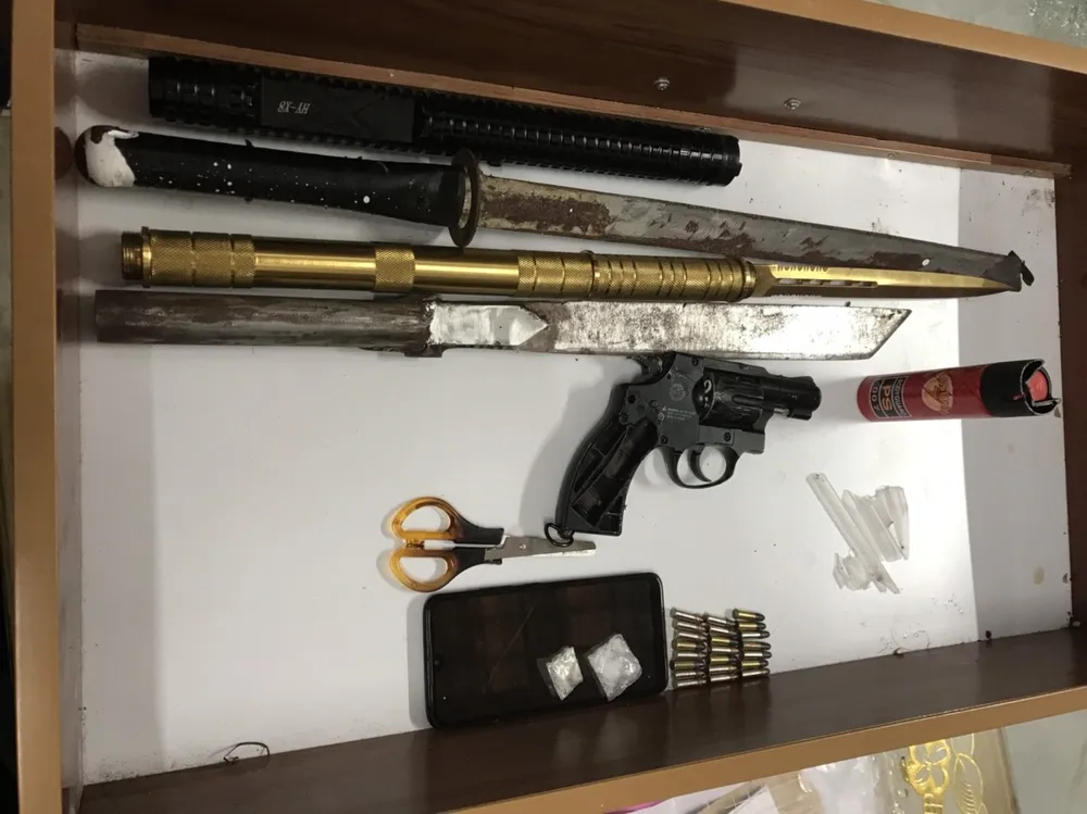 Quảng Nam: Phát hiện súng, roi điện khi trấn áp đối tượng “ngáo đá” ảnh 2